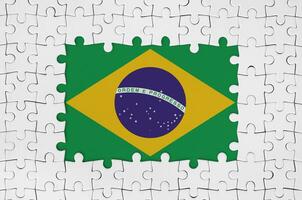 Brasilien Flagge im Rahmen von Weiß Puzzle Stücke mit fehlt zentral Teil foto