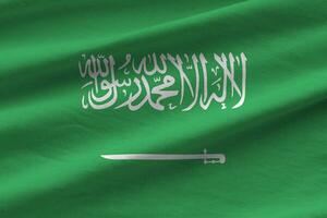 saudi-arabien-flagge mit großen falten, die nah oben unter dem studiolicht innen winken. die offiziellen symbole und farben im banner foto