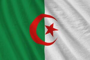 algerien-flagge mit großen falten, die nah oben unter dem studiolicht drinnen winken. die offiziellen symbole und farben im banner foto