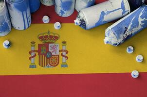 Spanien Flagge und wenige benutzt Aerosol sprühen Büchsen zum Graffiti malen. Straße Kunst Kultur Konzept foto