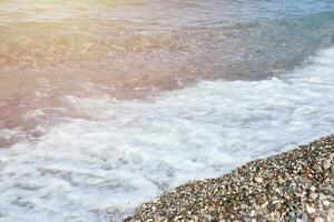 Kieselbank mit Meer und Strand im Hintergrund foto