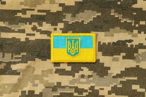 militärischer Tarnstoff mit ukrainischer Flagge auf einheitlichem Chevron foto