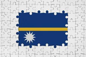 Nauru Flagge im Rahmen von Weiß Puzzle Stücke mit fehlt zentral Teil foto