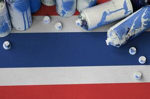 Thailand Flagge und wenige benutzt Aerosol sprühen Büchsen zum Graffiti malen. Straße Kunst Kultur Konzept foto
