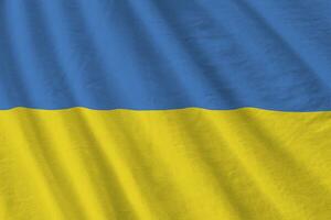 ukraine-flagge mit großen falten, die nah oben unter dem studiolicht drinnen winken. die offiziellen symbole und farben im banner foto
