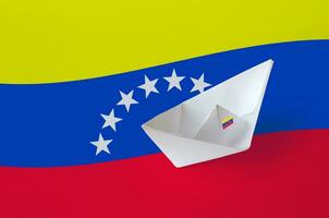 Venezuela Flagge abgebildet auf Papier Origami Schiff Nahaufnahme. handgemacht Kunst Konzept foto