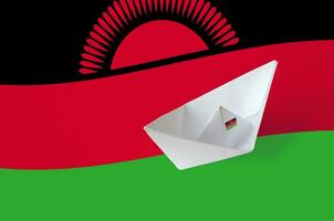 Malawi Flagge abgebildet auf Papier Origami Schiff Nahaufnahme. handgemacht Kunst Konzept foto