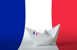 Frankreich Flagge abgebildet auf Papier Origami Schiff Nahaufnahme. handgemacht Kunst Konzept foto