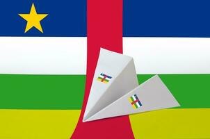 zentral afrikanisch Republik Flagge abgebildet auf Papier Origami Flugzeug. handgemacht Kunst Konzept foto
