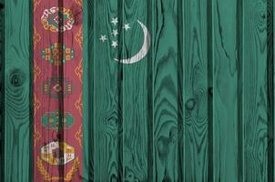 Turkmenistan-Flagge in hellen Farben auf alter Holzwand. strukturierte Fahne auf rauem Hintergrund foto