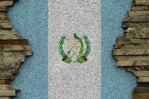 Guatemala Flagge abgebildet im Farbe Farben auf alt Stein Mauer Nahaufnahme. texturiert Banner auf Felsen Mauer Hintergrund foto