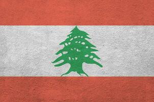 libanon-flagge in hellen farben auf alter reliefputzwand dargestellt. strukturierte Fahne auf rauem Hintergrund foto