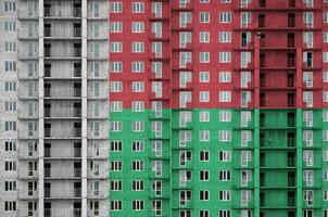 Madagaskar Flagge abgebildet im Farbe Farben auf mehrstöckig wohnhaft Gebäude unter Konstruktion. texturiert Banner auf Backstein Mauer Hintergrund foto