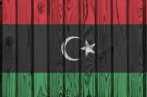 Libyen-Flagge in hellen Farben auf alten Holzwänden dargestellt. strukturierte Fahne auf rauem Hintergrund foto