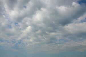 Hintergrund des blauen Himmels mit weißen, flauschigen Wolken tagsüber im Freien foto