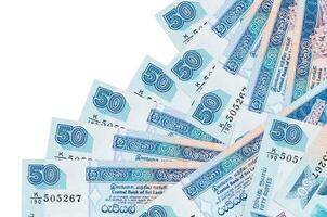 50 Sri-Lanka-Rupien-Scheine liegen in unterschiedlicher Reihenfolge isoliert auf Weiß. Konzept für lokales Bankwesen oder Geldverdienen foto