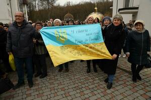 Ternopol, Ukraine - - April 2, 2023 Menschen mit Flagge während Mission im Komplex von ukrainisch jerusalem im das Mari spirituell Center von Zarvanyzja im das terebovlya Kreis von das Ternopil foto