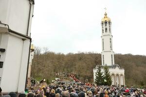 Ternopol, Ukraine - - April 2, 2023 viele Menschen während Mission im Komplex von ukrainisch jerusalem im das Mari spirituell Center von Zarvanyzja im das terebovlya Kreis von das Ternopil foto