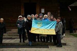 Ternopol, Ukraine - - April 2, 2023 Menschen mit Flagge während Mission im Komplex von ukrainisch jerusalem im das Mari spirituell Center von Zarvanyzja im das terebovlya Kreis von das Ternopil foto