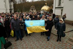 Ternopol, Ukraine - - April 2, 2023 Menschen mit Flagge während Mission im Komplex von ukrainisch jerusalem im das Mari spirituell Center von Zarvanyzja im das terebovlya Kreis von das Ternopil foto