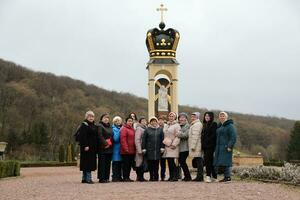 Ternopol, Ukraine - - April 2, 2023 viele Menschen während Mission im Komplex von ukrainisch jerusalem im das Mari spirituell Center von Zarvanyzja im das terebovlya Kreis von das Ternopil foto