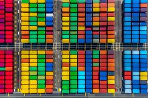 Logistik und Transport von Container Ladung Schiff. logistisch importieren Export und Transport Industrie Hintergrund. neural Netzwerk ai generiert foto