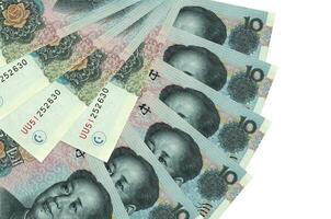 10 chinesische Yuan-Scheine liegen isoliert auf weißem Hintergrund mit Kopierraum, der in Fächerform gestapelt ist, aus nächster Nähe foto
