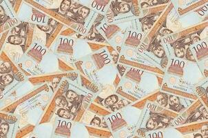 100 dominikanische Peso-Scheine liegen in einem großen Haufen. konzeptioneller hintergrund des reichen lebens foto