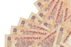 10 indische Rupien-Scheine liegen in unterschiedlicher Reihenfolge isoliert auf Weiß. Konzept für lokales Bankwesen oder Geldverdienen foto