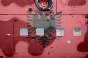 Albanien Flagge abgebildet auf Seite Teil von Militär- gepanzert Hubschrauber Nahaufnahme. Heer Kräfte Flugzeug konzeptionelle Hintergrund foto