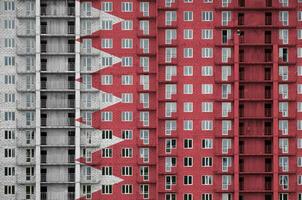 Bahrain Flagge abgebildet im Farbe Farben auf mehrstöckig wohnhaft Gebäude unter Konstruktion. texturiert Banner auf Backstein Mauer Hintergrund foto