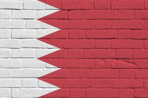 Bahrain Flagge abgebildet im Farbe Farben auf alt Backstein Mauer. texturiert Banner auf groß Backstein Mauer Mauerwerk Hintergrund foto