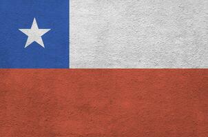 chilenische flagge in hellen farben auf alter reliefputzwand dargestellt. strukturierte Fahne auf rauem Hintergrund foto