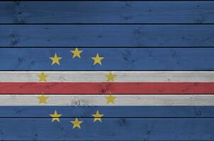 cabo verde Flagge abgebildet im hell Farbe Farben auf alt hölzern Mauer. texturiert Banner auf Rau Hintergrund foto