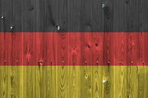 Deutschland Flagge abgebildet im hell Farbe Farben auf alt hölzern Mauer. texturiert Banner auf Rau Hintergrund foto