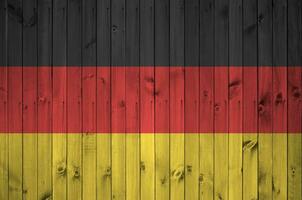 Deutschland Flagge abgebildet im hell Farbe Farben auf alt hölzern Mauer. texturiert Banner auf Rau Hintergrund foto