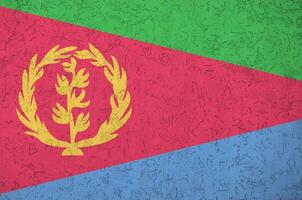 eritrea Flagge abgebildet im hell Farbe Farben auf alt Linderung Verputzen Mauer. texturiert Banner auf Rau Hintergrund foto