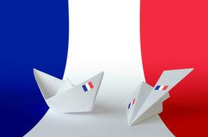 Frankreich Flagge abgebildet auf Papier Origami Flugzeug und Boot. handgemacht Kunst Konzept foto