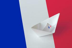 Frankreich Flagge abgebildet auf Papier Origami Schiff Nahaufnahme. handgemacht Kunst Konzept foto