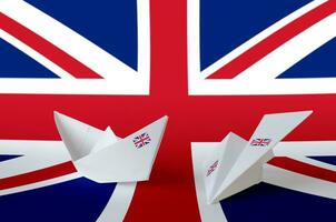 großartig Großbritannien Flagge abgebildet auf Papier Origami Flugzeug und Boot. handgemacht Kunst Konzept foto