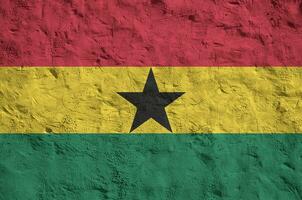 ghana-flagge in hellen farben auf alter reliefputzwand dargestellt. strukturierte Fahne auf rauem Hintergrund foto