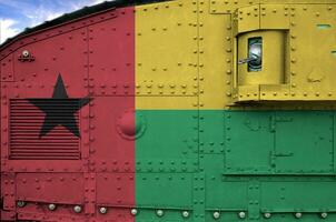 Guinea bissau Flagge abgebildet auf Seite Teil von Militär- gepanzert Panzer Nahaufnahme. Heer Kräfte konzeptionelle Hintergrund foto