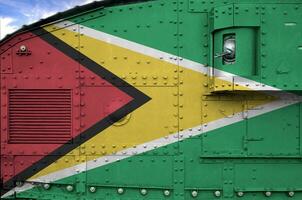 Guyana Flagge abgebildet auf Seite Teil von Militär- gepanzert Panzer Nahaufnahme. Heer Kräfte konzeptionelle Hintergrund foto