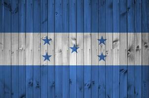 Honduras Flagge abgebildet im hell Farbe Farben auf alt hölzern Mauer. texturiert Banner auf Rau Hintergrund foto