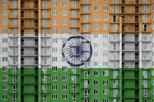 Indien Flagge abgebildet im Farbe Farben auf mehrstöckig wohnhaft Gebäude unter Konstruktion. texturiert Banner auf Backstein Mauer Hintergrund foto