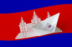 Kambodscha Flagge abgebildet auf Papier Origami Schiff Nahaufnahme. handgemacht Kunst Konzept foto