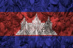 Kambodscha Flagge abgebildet auf viele Blätter von Monstera Palme Bäume. modisch modisch Hintergrund foto