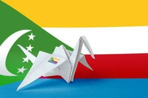 Komoren Flagge abgebildet auf Papier Origami Kran Flügel. handgemacht Kunst Konzept foto