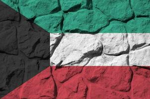 Kuwait Flagge abgebildet im Farbe Farben auf alt Stein Mauer Nahaufnahme. texturiert Banner auf Felsen Mauer Hintergrund foto