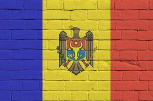 Moldau Flagge abgebildet im Farbe Farben auf alt Backstein Mauer. texturiert Banner auf groß Backstein Mauer Mauerwerk Hintergrund foto